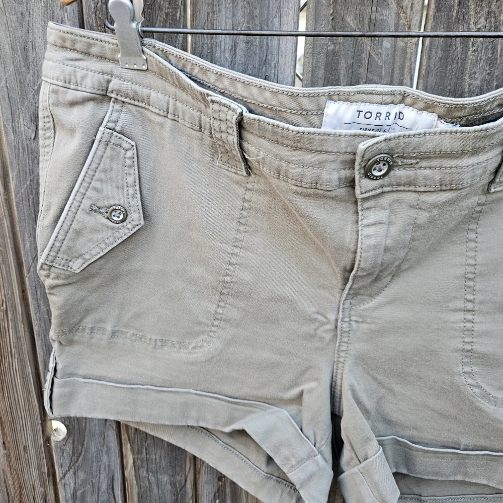 Torrid Women's Tan Shorts Size 18 - Picture 7 of 16